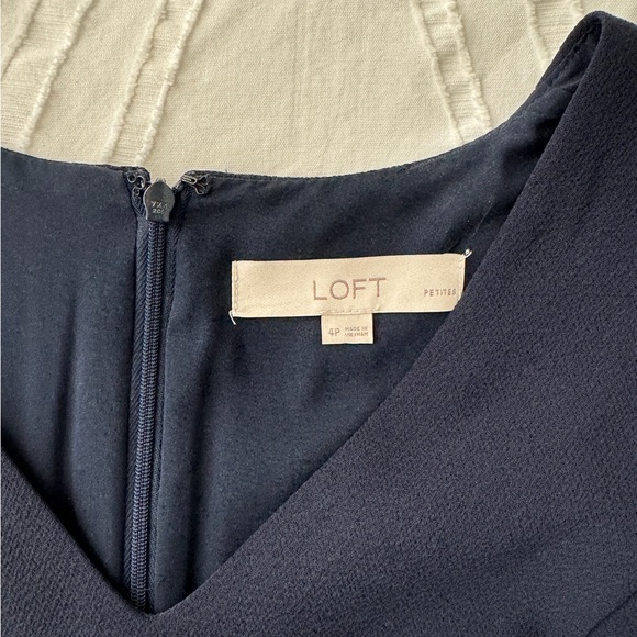 LOFT Navy Blue Flutter Sleeve V-Neck Solid Crepe Sheath Mini Dress Size 4P - Picture 7 of 8
